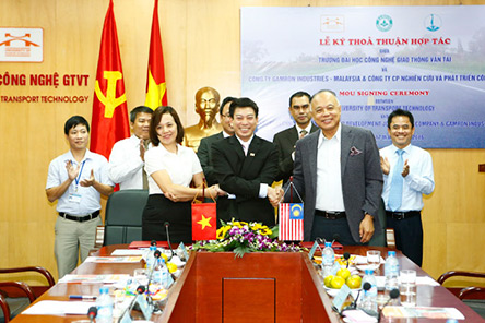 Trường Đại học Công nghệ GTVT ký hợp tác với doanh nghiệp Malaysia nghiên cứu sản xuất sơn an toàn giao thông
