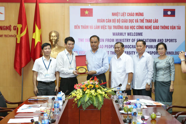 Đoàn Cán bộ của Bộ Giáo dục và Thể thao Lào thăm và làm việc tại Trường Đại học Công nghệ GTVT