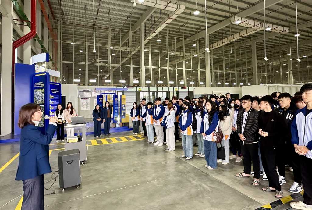 Sinh viên UTT tiếp tục hành trình khám phá thực tế Trung tâm Logistics tại Vietnam SuperPort™