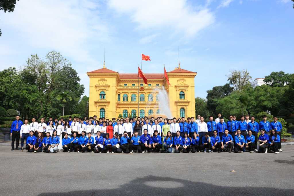 UTT Youth Report Achievements to President Ho Chi Minh and Honorably Join the Communist Party of Vietnam