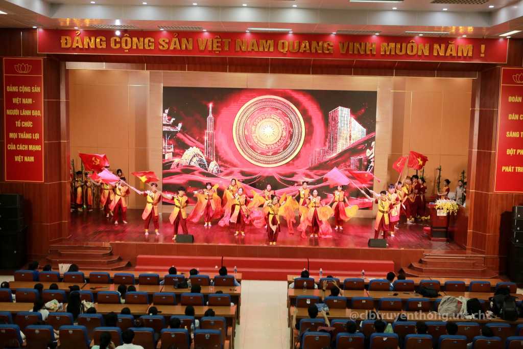 Sôi nổi cuộc thi văn nghệ “Đánh thức thanh âm” tại UTT