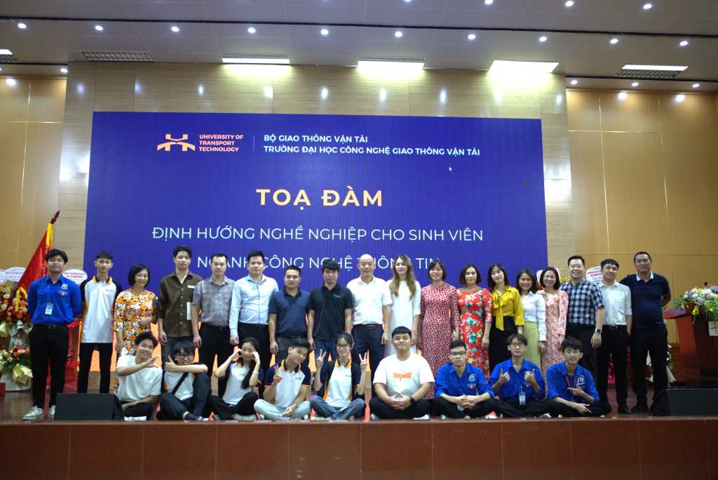 Khoa Công nghệ thông tin tổ chức toạ đàm định hướng nghề nghiệp cho tân sinh viên khoá 75