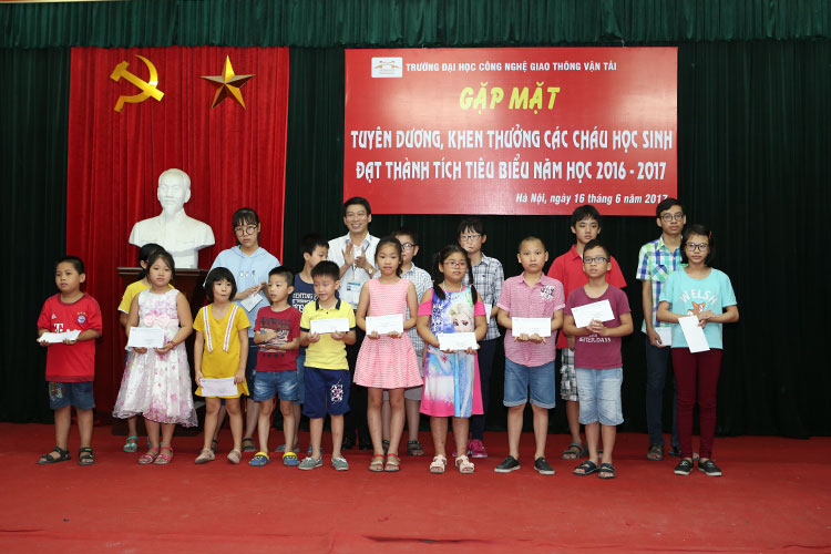 Gặp mặt tuyên dương, khen thưởng các cháu học sinh đạt thành tích tiêu biểu năm học 2016-2017