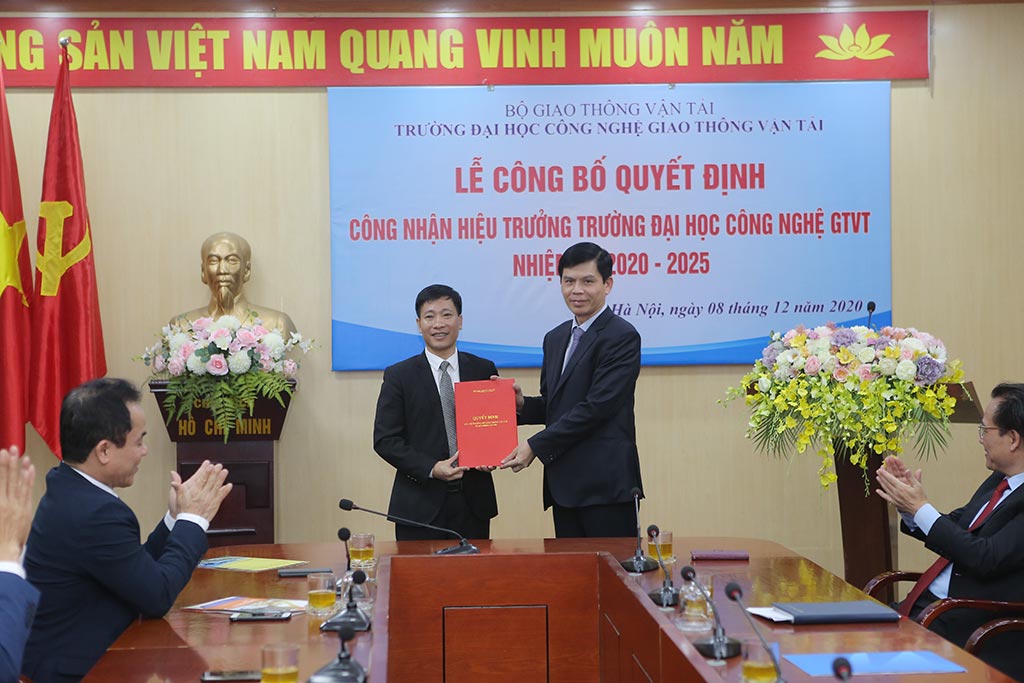 Công bố Quyết định công nhận Hiệu trưởng Trường Đại học Công nghệ GTVT nhiệm kỳ 2020-2025
