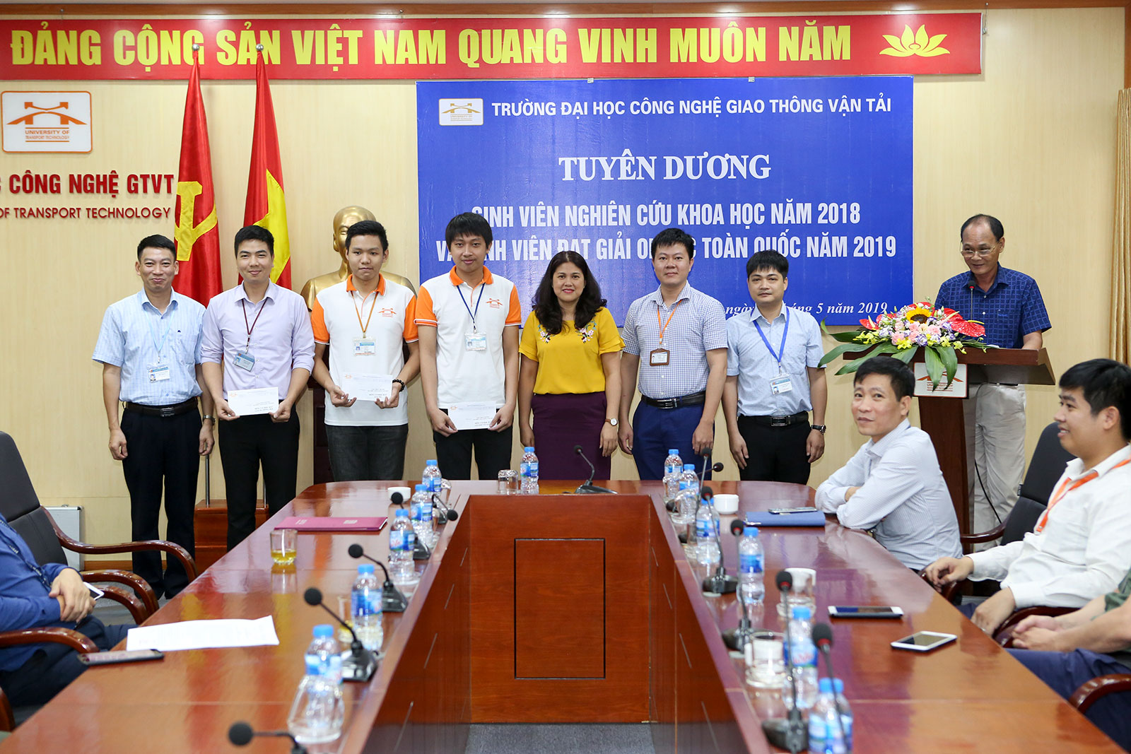 Tuyên dương và trao thưởng các đội tuyển Olympic toàn quốc năm 2019 và Nghiên cứu khoa học sinh viên năm học 2018-2019