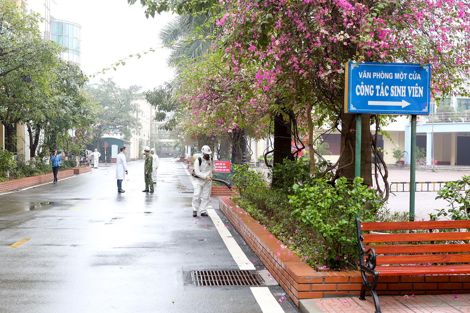 Trường Đại học Công nghệ GTVT phối hợp cùng Viện hóa học- Môi trường Quân sự phun thuốc phòng dịch Corona