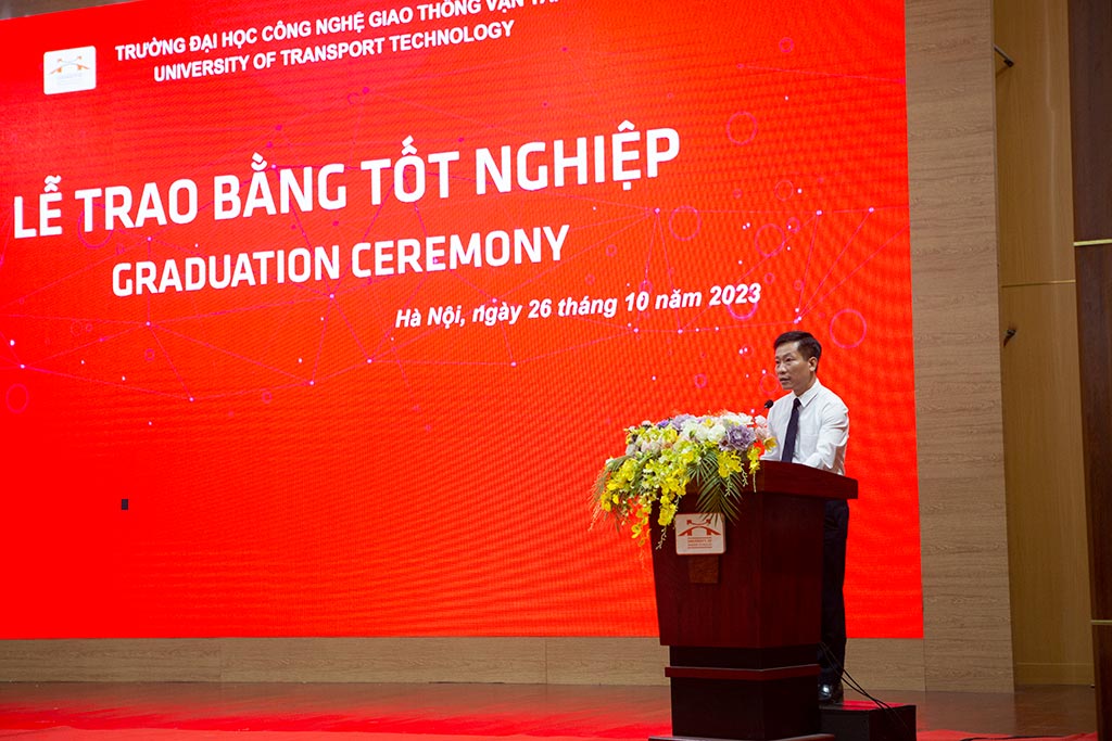 Trường ĐH Công nghệ GTVT tổ chức trao bằng tốt nghiệp cho sinh viên đợt tháng 10 năm 2023