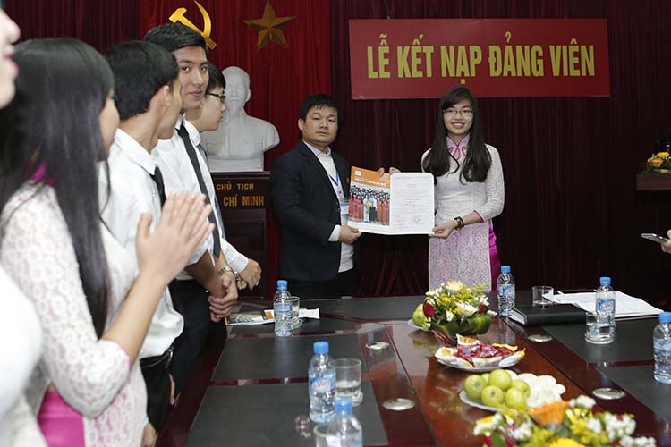 Lễ kết nạp Đảng viên sinh viên chào mừng 86 năm ngày thành lập Đảng cộng sản Việt Nam và mừng xuân Bính Thân 2016