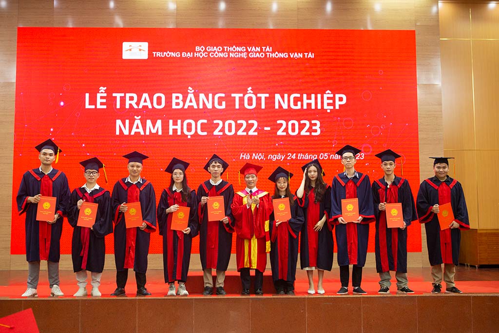 Lễ trao bằng tốt nghiệp năm học 2022-2023