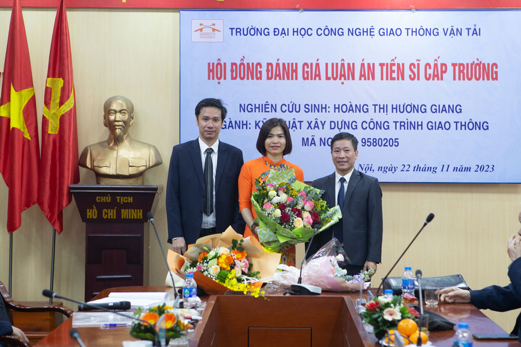 Nghiên cứu sinh đầu tiên của Trường Đại học Công nghệ GTVT bảo vệ thành công luận án tiến sĩ cấp Trường