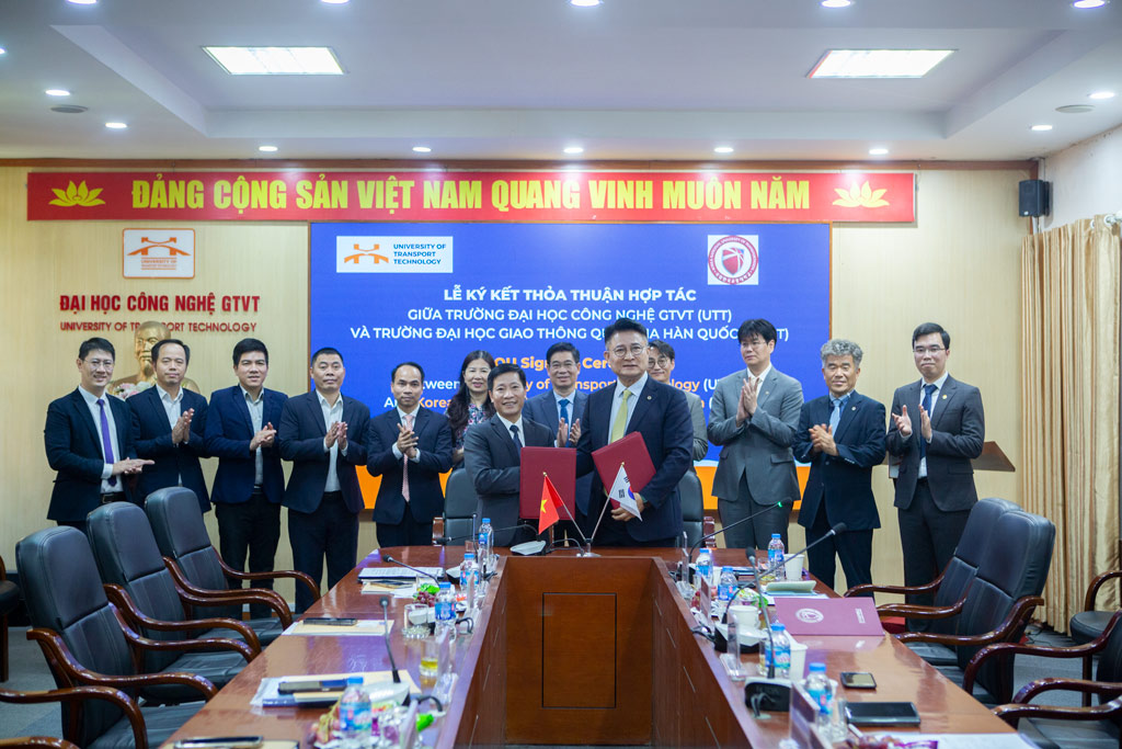 KNUT trao tặng học bổng cho giảng viên, sinh viên và học viên cao học ngành Đường sắt của UTT