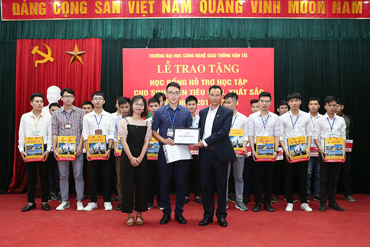 Lễ trao tặng học bổng hỗ trợ học tập cho sinh viên tiêu biểu xuất sắc năm học 2017 – 2018