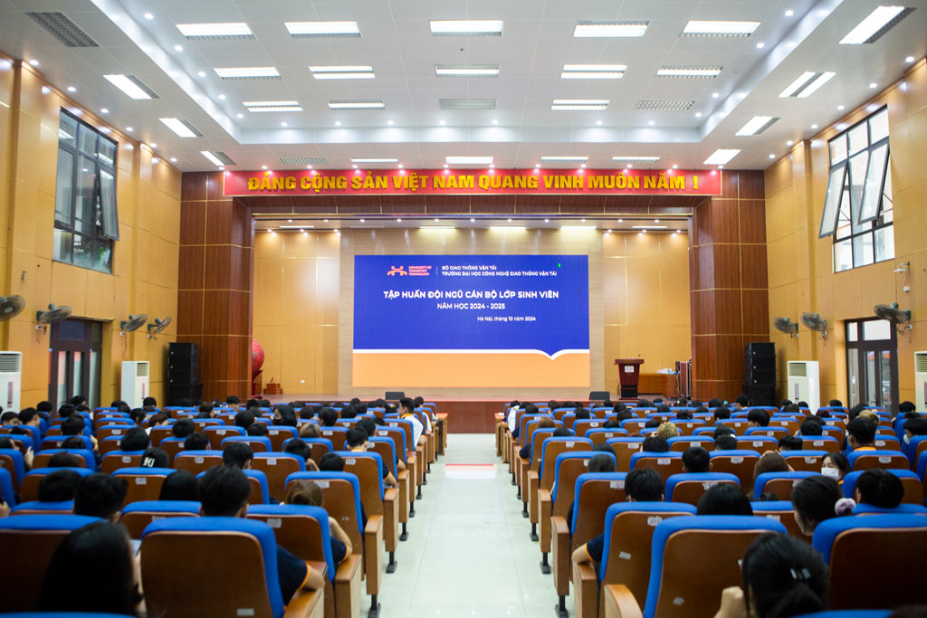 Tập huấn đội ngũ cán bộ lớp sinh viên năm học 2024 - 2025