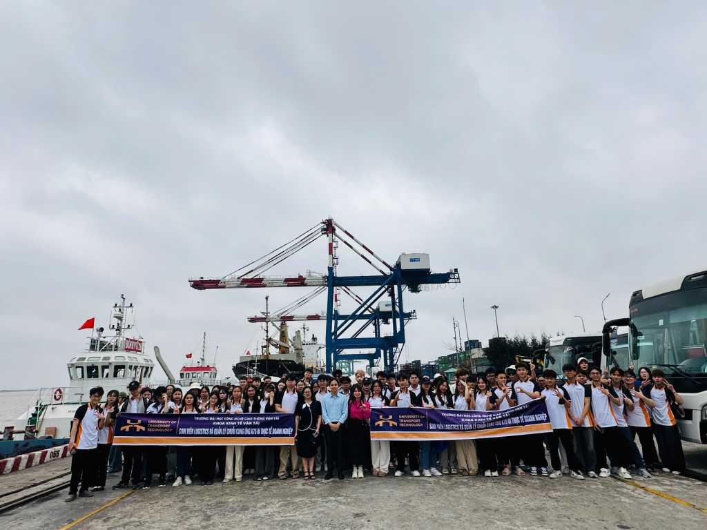 Sinh viên UTT khám phá quy trình logistics tại Cảng Tân Vũ, Hải Phòng