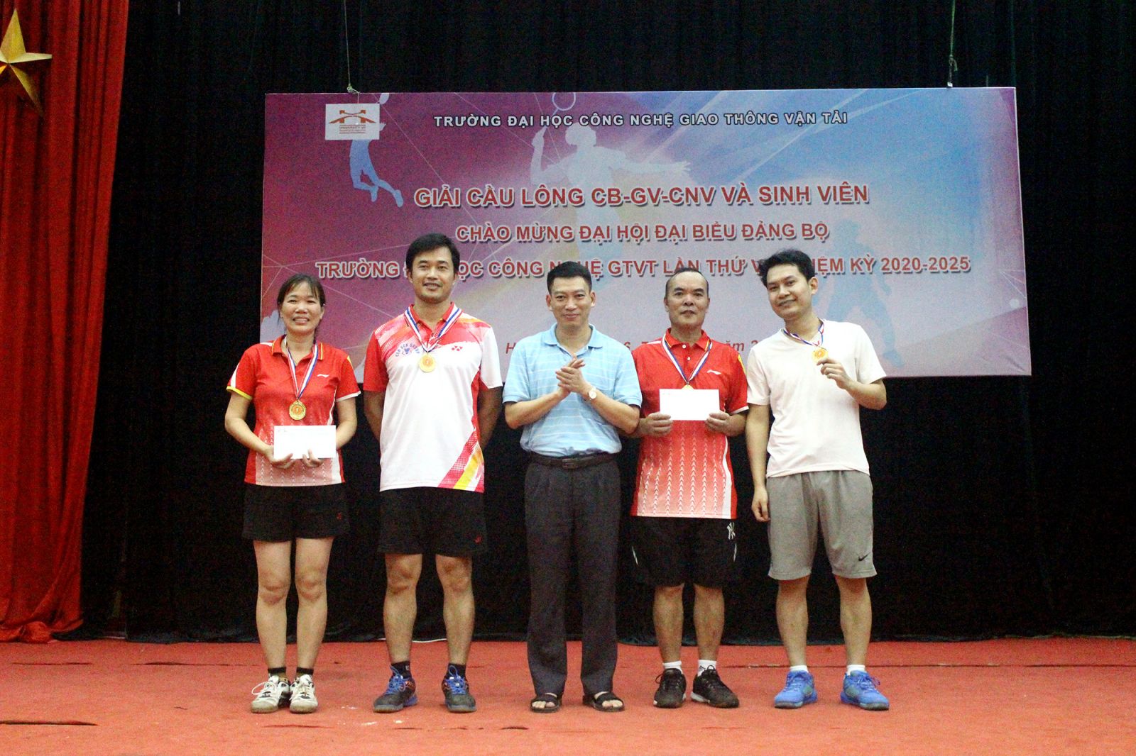 Giải cầu lông CB-GV-CNV và sinh viên Chào mừng Đại hội đại biểu Đảng bộ Trường Đại học Công nghệ GTVT lần thứ VII, nhiệm kỳ 2020-2025
