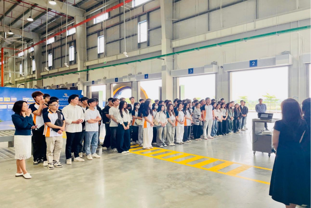 Sinh viên UTT được mục sở thị mô hình logistics chuyên nghiệp tại công ty Vietnam Superport™