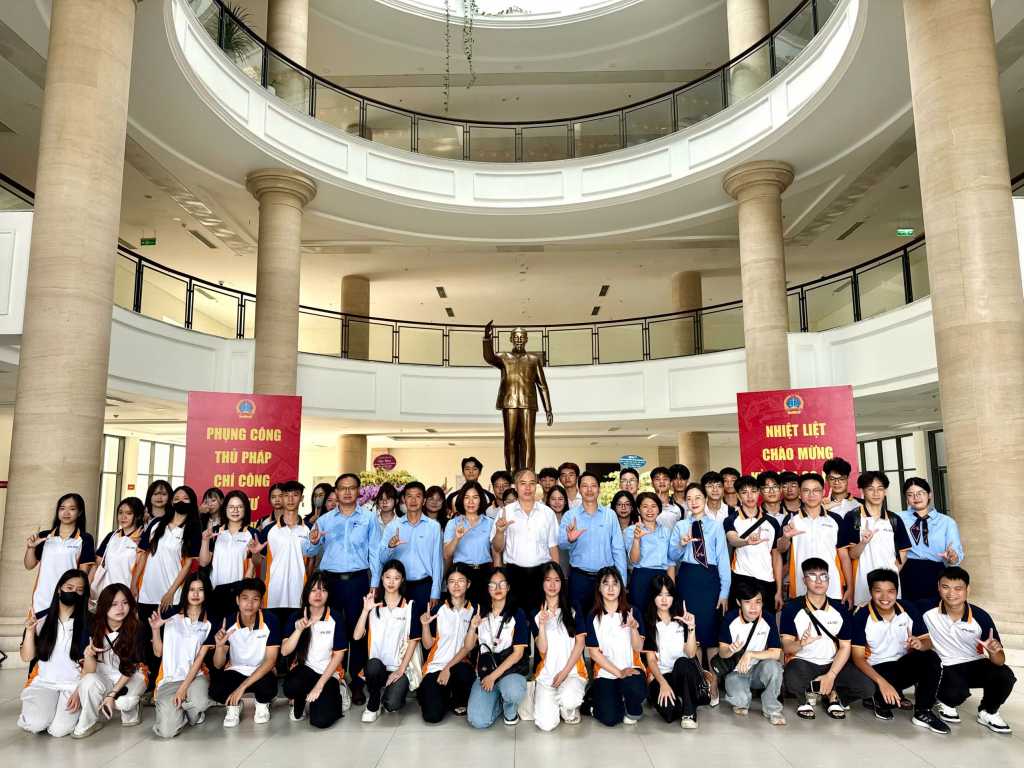 Sinh viên Khoa Luật - Chính trị UTT trải nghiệm thực tế tại Tòa án nhân dân TP. Hà Nội: Hành trang bước vào nghề luật