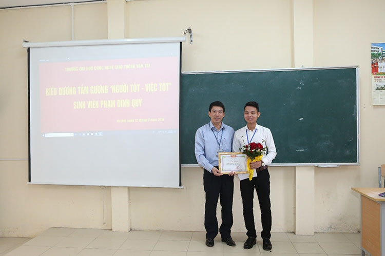 Khen thưởng sinh viên Phạm Đình Quí đạt danh hiệu “Người tốt - Việc tốt”
