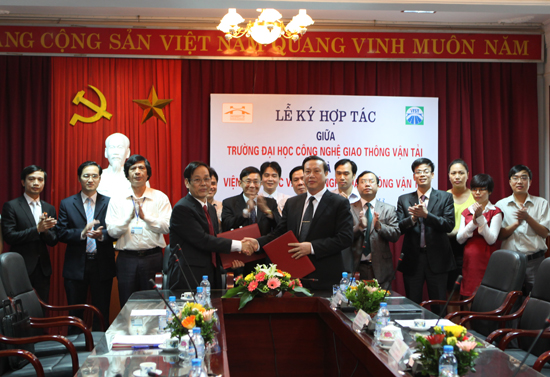 Lễ ký thỏa thuận hợp tác giữa Trường Đại học Công nghệ GTVT và Viện KH-CN GTVT