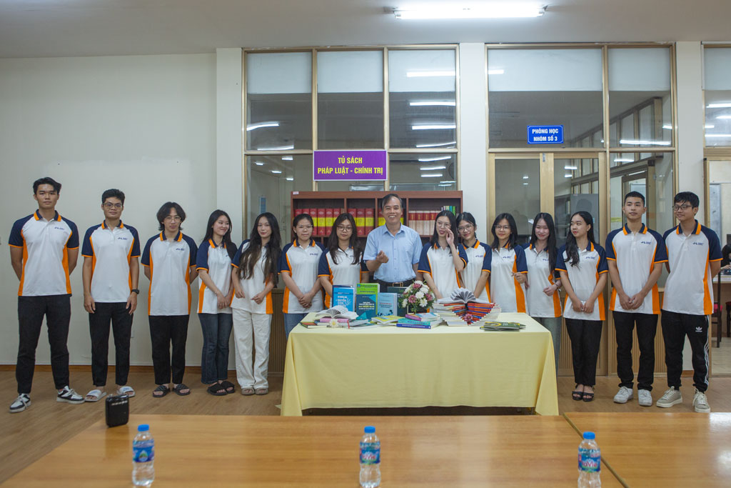 Khoa Luật-Chính trị ra mắt tủ sách về Pháp luật và Chính trị tại Thư viện