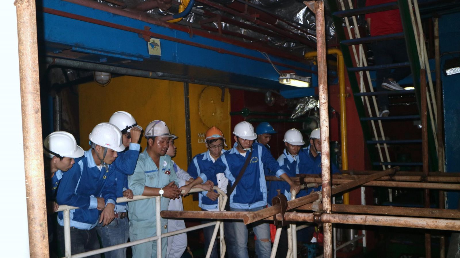 Sinh viên Chuyên ngành CNKT Cơ khí Máy tàu thủy tham quan thực tế Nhà máy Đóng tàu Bạch Đằng