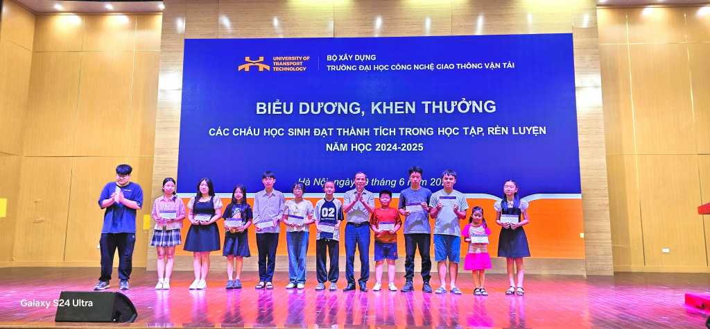 Gặp mặt biểu dương, khen thưởng các cháu học sinh đạt thành tích cao trong học tập, rèn luyện năm học 2024-2025