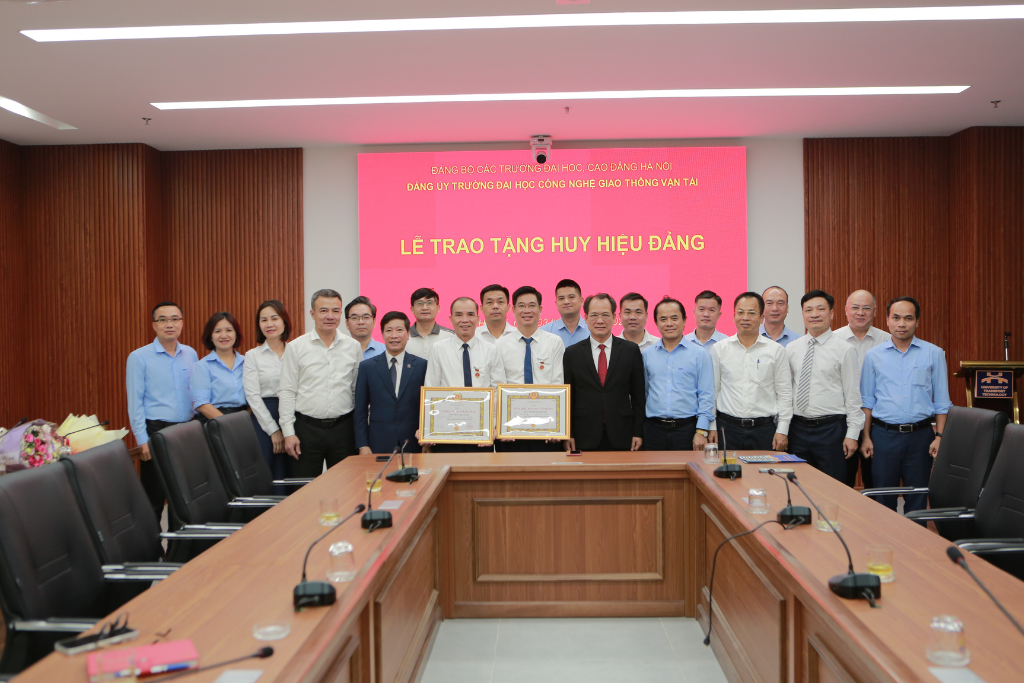 Lễ trao tặng Huy hiệu 40 năm và 30 năm tuổi Đảng cho đảng viên Trường Đại học Công nghệ GTVT