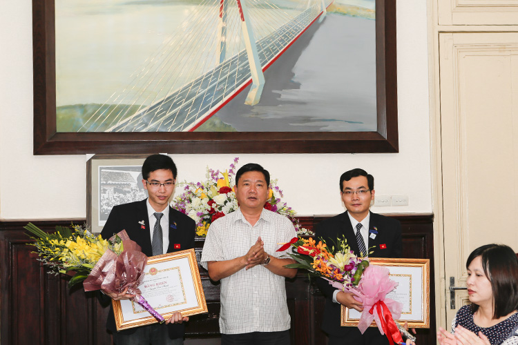 Bộ trưởng Đinh La Thăng tặng Bằng khen cho sinh viên Nguyễn Đức Thành đạt chứng chỉ nghề...