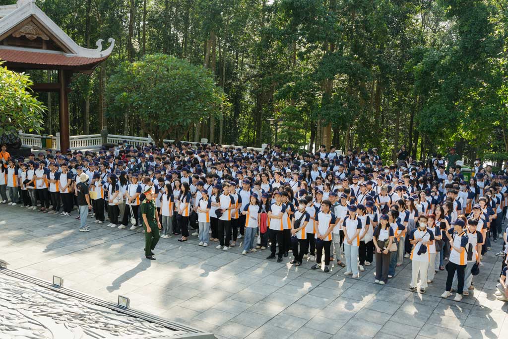 Trường Đại học Công nghệ GTVT tổ chức hoạt động sinh hoạt chính trị, ngoại khóa dành cho tân sinh viên K75