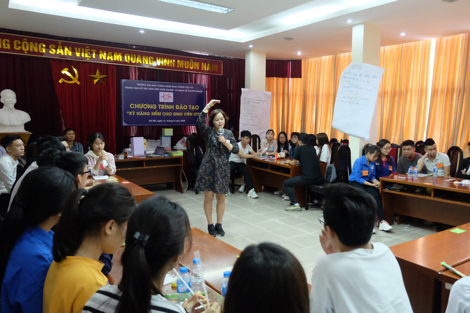 Khai mạc khóa đào tạo “Kỹ năng mềm cho sinh viên UTT năm thứ nhất”