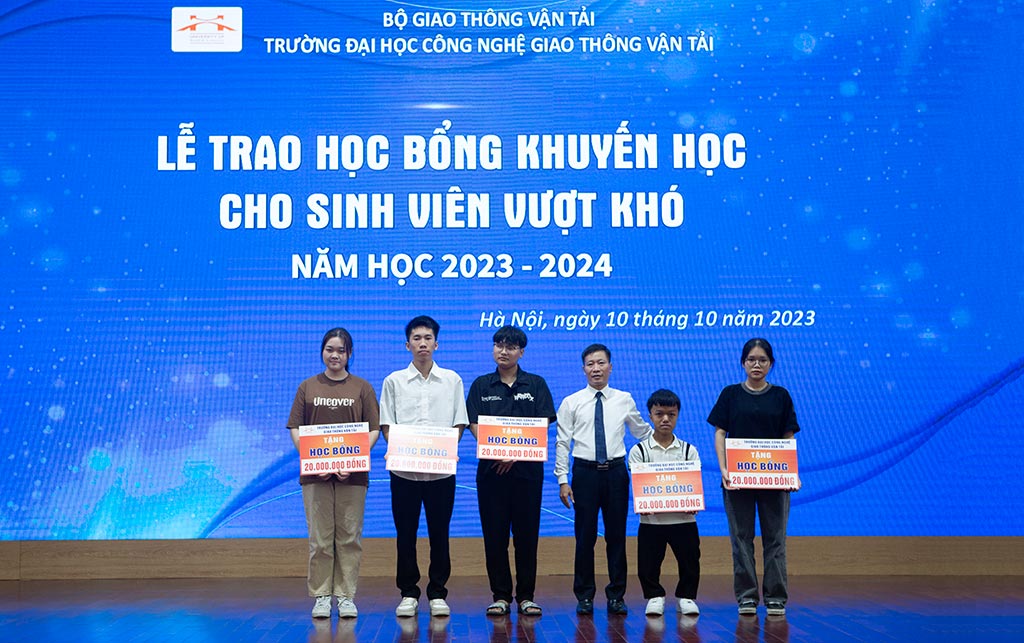 Trường ĐH Công nghệ GTVT trao tặng học bổng khuyến học gần 1 tỷ đồng cho sinh viên vượt khó năm học 2023-2024