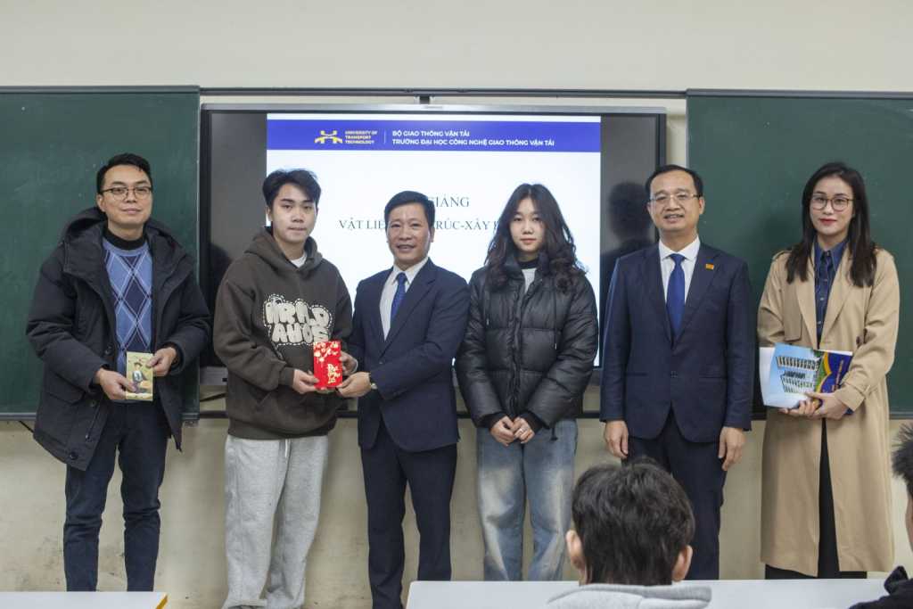 Trường Đại học Công nghệ Giao thông vận tải chúc tết giảng viên và sinh viên đầu xuân Ất Tỵ 2025