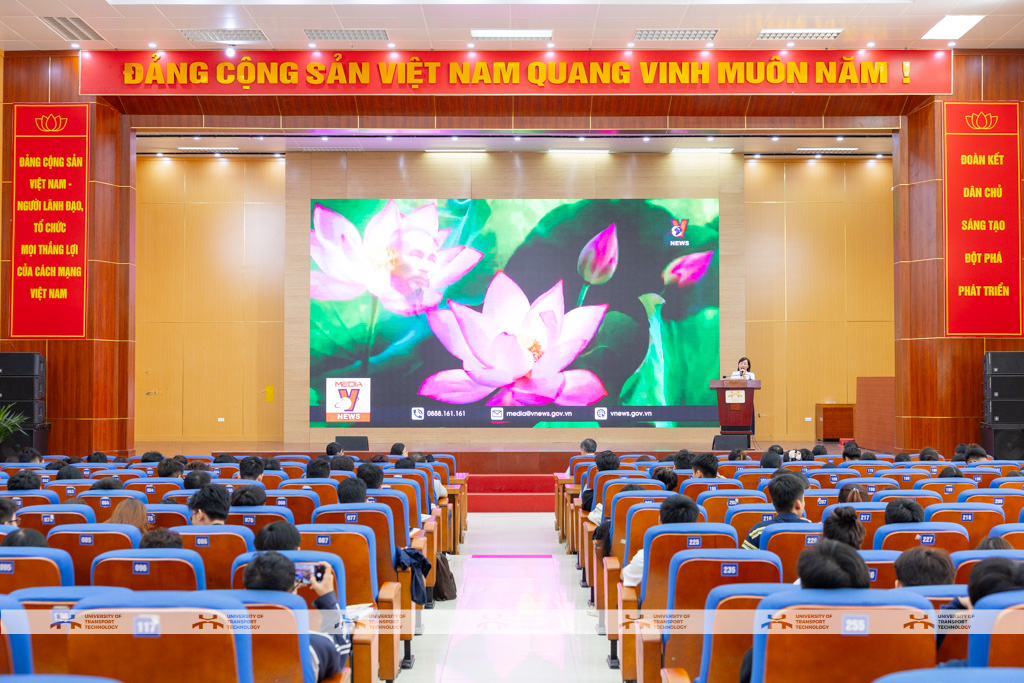 Sinh viên UTT chủ động hội nhập kỷ nguyên mới trên cơ sở nền tảng tư tưởng Hồ Chí Minh - Hướng đi mới trong giáo dục lý luận chính trị, lý luận gắn liền với thực tiễn