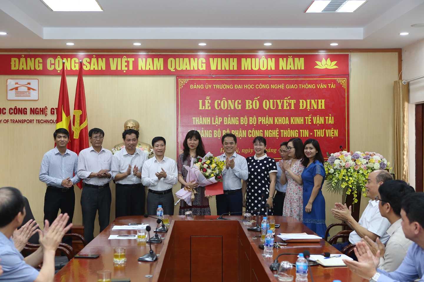 Lễ công bố Quyết định thành lập Đảng bộ bộ phận Khoa Kinh tế vận tải và Công nghệ thông tin - Thư viện