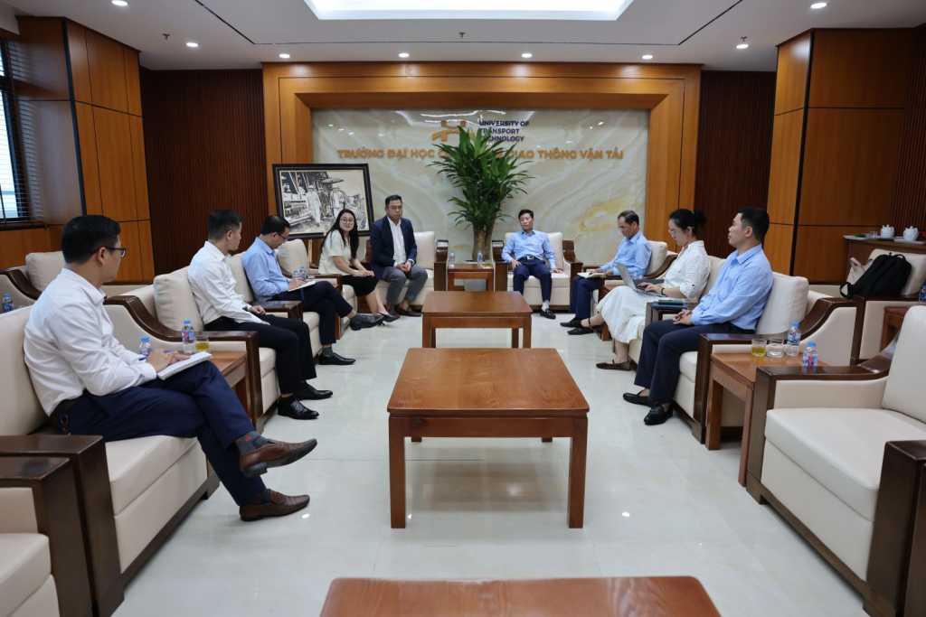 UTT Works with Samsung Innovation Campus Representative to Promote Semiconductor Workforce Training