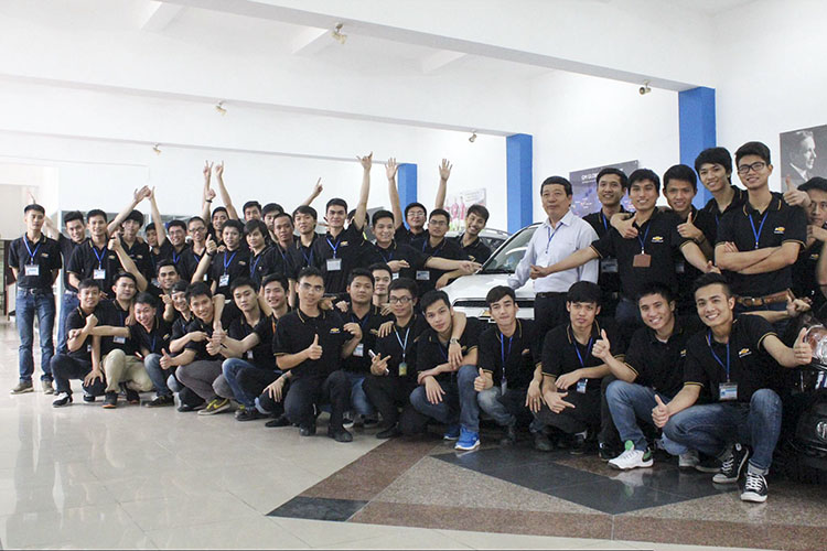 Sinh viên ngành Cơ khí ô tô tham quan thực tế tại General Motors Việt Nam