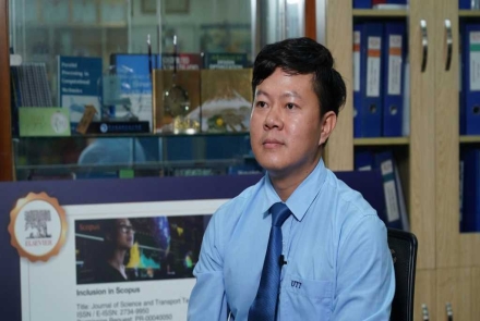 The Quiet Teacher Who Sows Seeds of Knowledge and Elevates Vietnamese Science