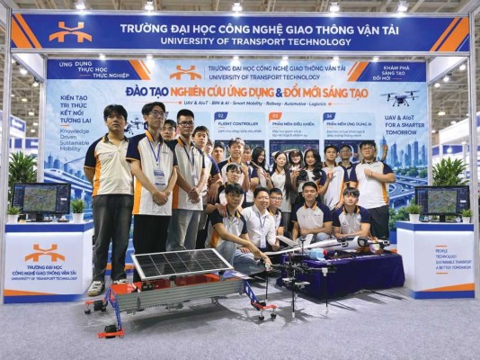 UTT Brings Students’ UAV Products and AI Applications to International Exhibition